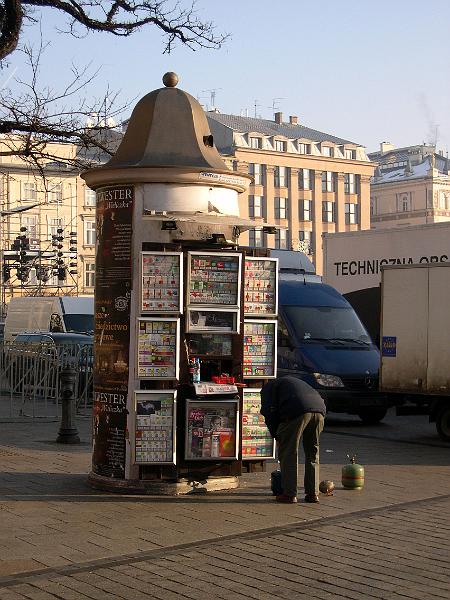 Krakau (9), Kiosk in der Litfaßsäule.JPG